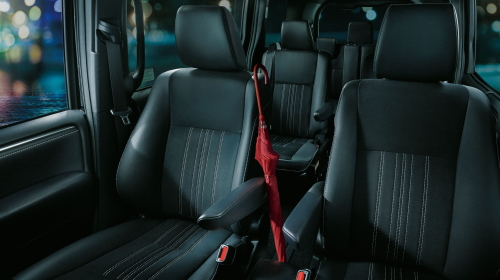 特別仕様車 Giプレミアムパッケージ・ブラックテーラード（Premium Package・Black-Tailored）車内空間