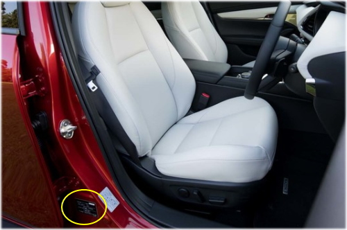 マツダ3のコーションプレートは運転席側のセンターピラーに貼付されている