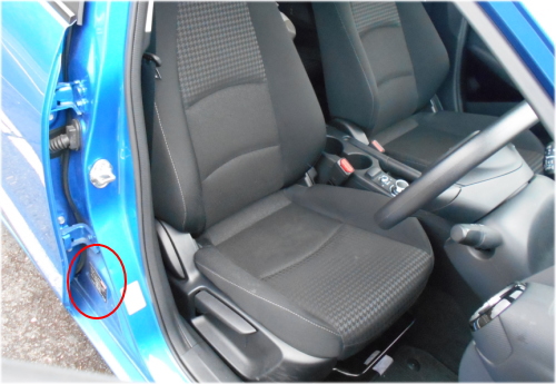 マツダ2のコーションプレートは、運転席のドアを開けた左足元のセンターピラーに貼付されている