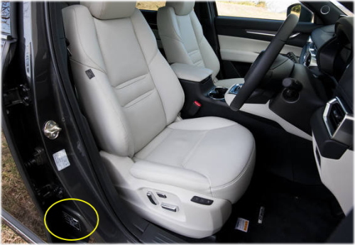 CX-8のコーションプレートは、運転席側のセンターピラーに貼付されている