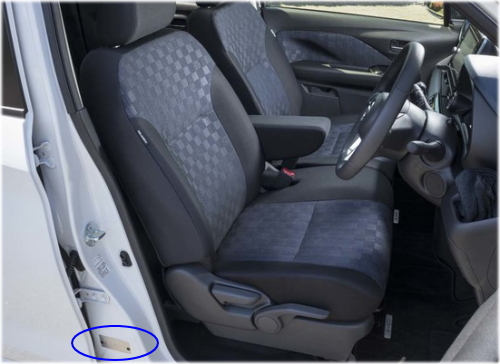 デイズのコーションプレートは、運転席のドアを開けた左足元に貼付されています。