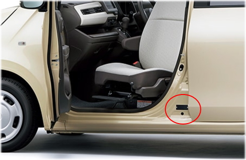 N-WGNのコーションプレートは、助手席側のドアを開けた右足元のセンターピラーに貼付されている