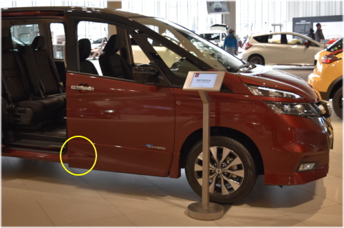 セレナのコーションプレートは、運転席のドアを開けた左足元（黄色い丸の部分）に貼付されている